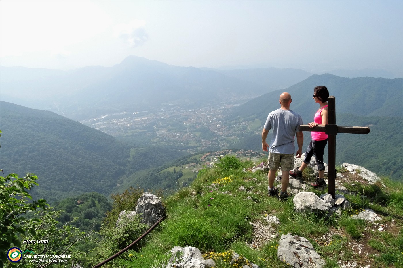 45 Alla croce lignea a ricordo...vista sulla Valle Seriana.JPG